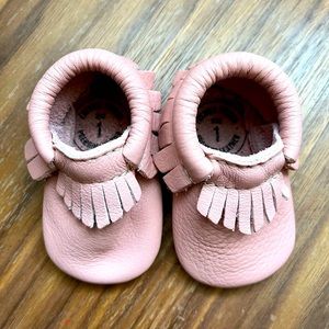 EUC BLUSH PINK Freshly Picked Leather Moccasins Size 1 / 6 wks-6 months